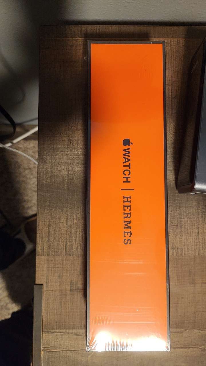 Brand New Series 8 Apple Watch 45mm/41mm Space Aluminum Case.