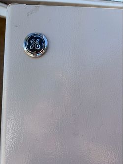 GE Working Refrigerator Freezer - Cosmetic Dings - Missing Drawers but Shelves Included