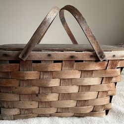 Woven, Double Handled Vintage Picnic Basket.