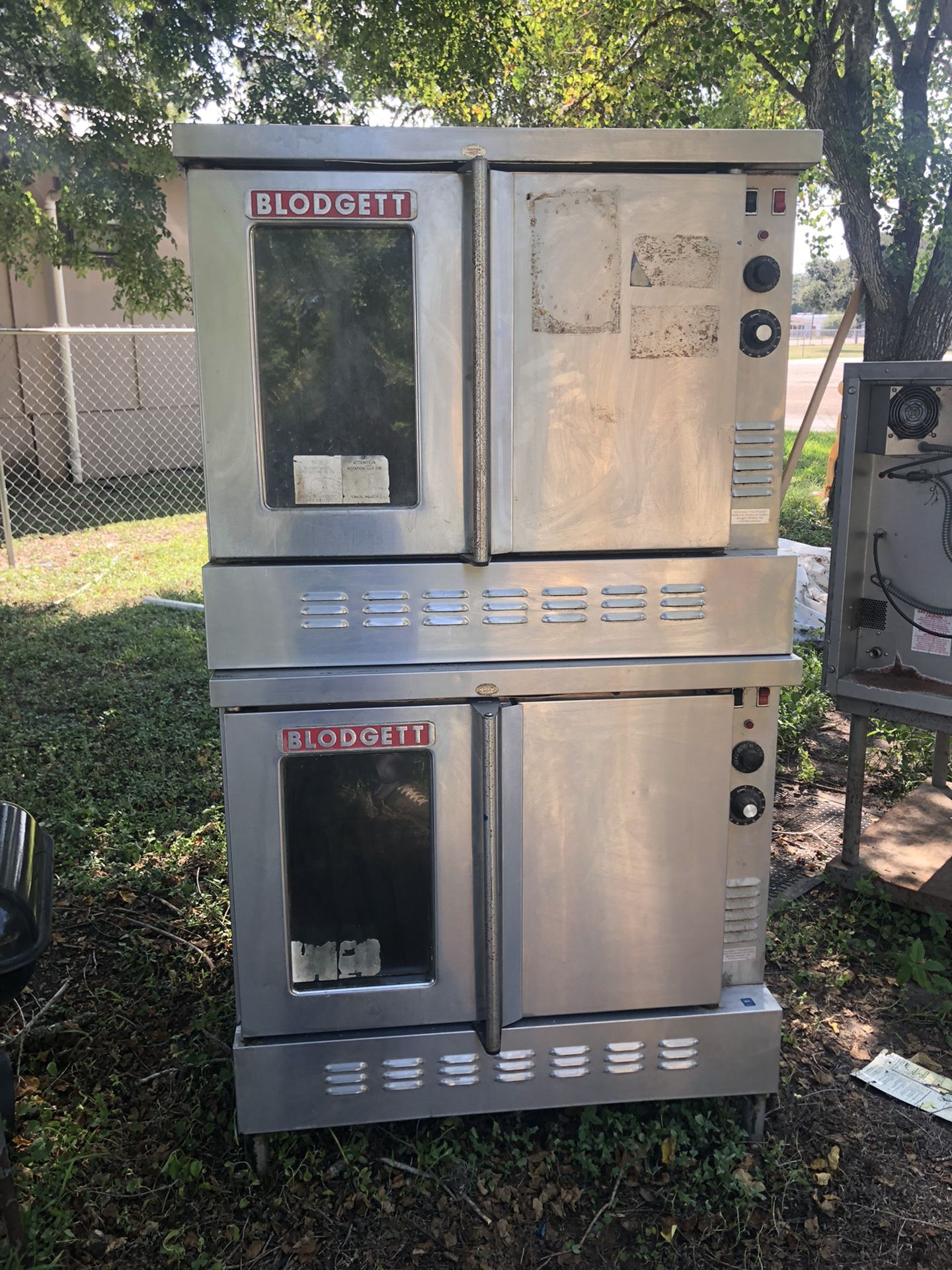 4 Commercial Kitchen Equipment In Good Condition 