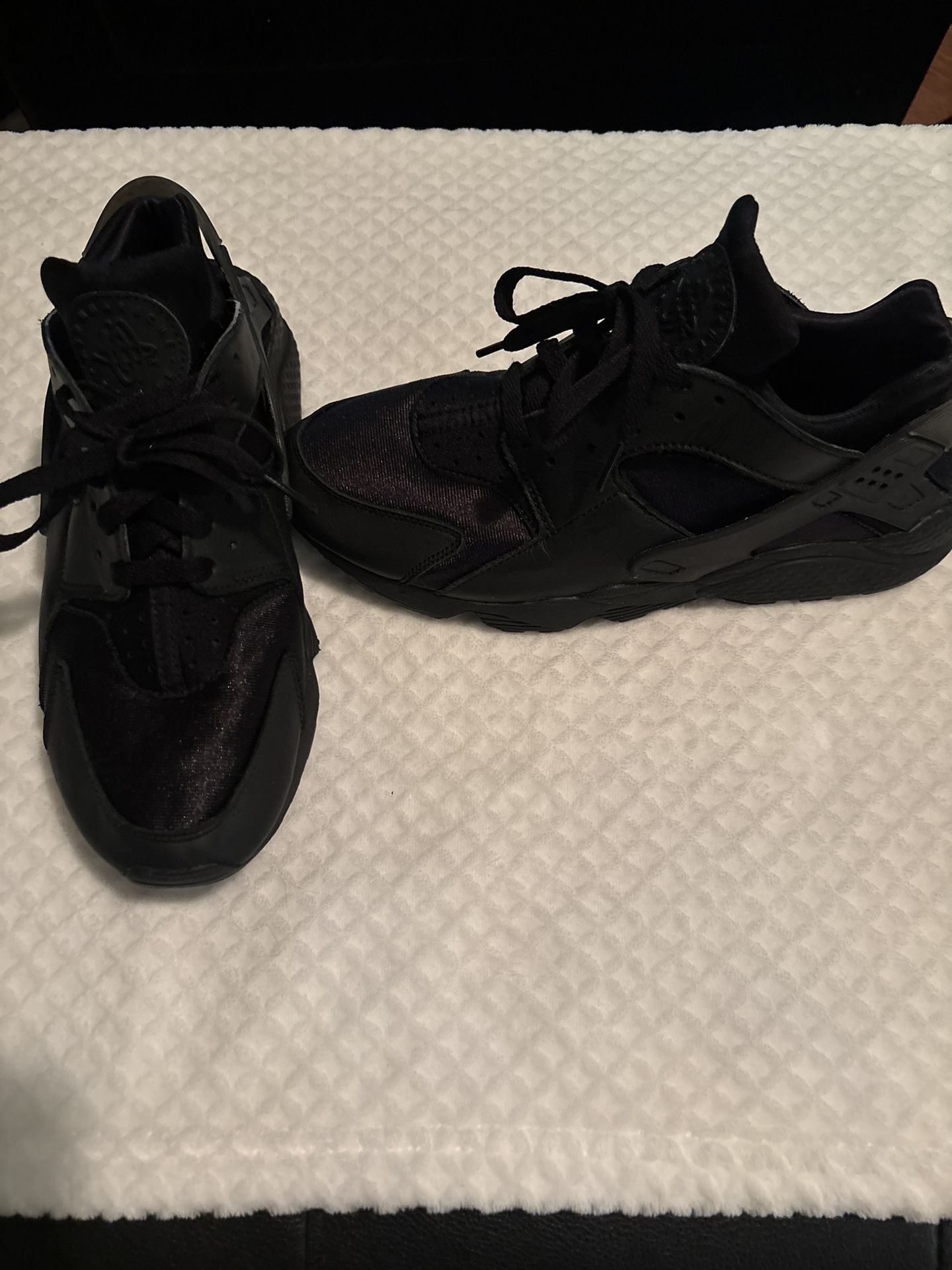 Black Nike Huaraches