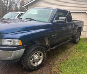 Dodge Ram 2500 Extended Cab Pickup Truck