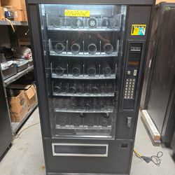 Snack vending machine