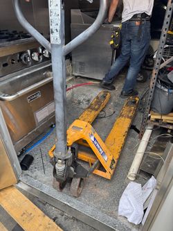 YELLOW PALLET JACK