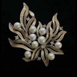 VINTAGE TRIFARI GOLD TONE FX PEARL RHINESTONE LEAF PIN BROOCH SIGNED