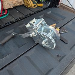 Ratcheting hand crank