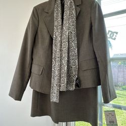 Women’s 2-Piece Skirt Suit Size 8 – Blazer + Skirt + Scarf – Office/Formal”