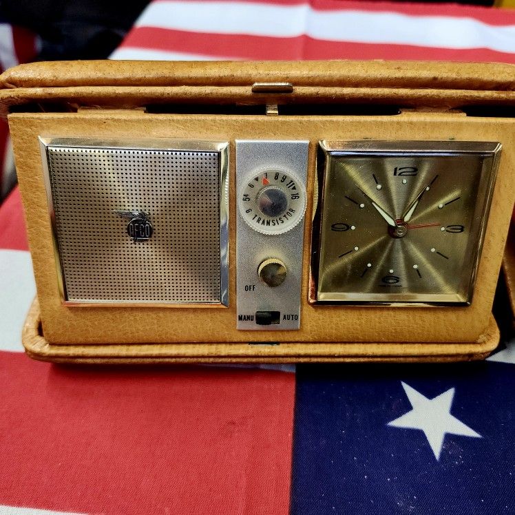 Vintage AFCO Transistor Travel Clock Radio Model TCR main image 1