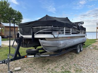 Suntracker Pontoon Boat 20DXL