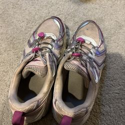 Size 9 Women’s Avia