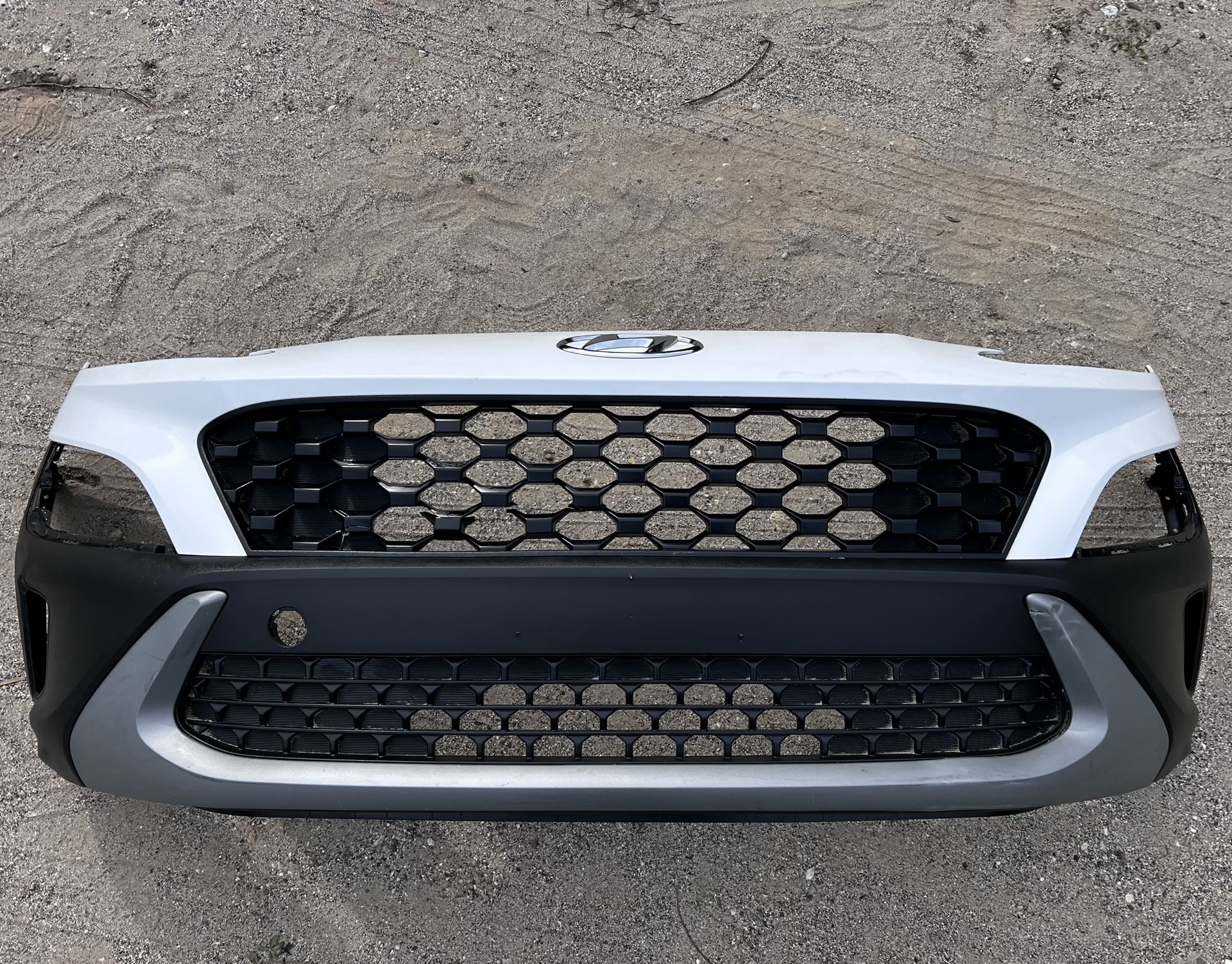 2022 2023 HYUNDAI KONA FRONT BUMPER + EMBLEME + GRILLE WHITE ORIGINAL ...