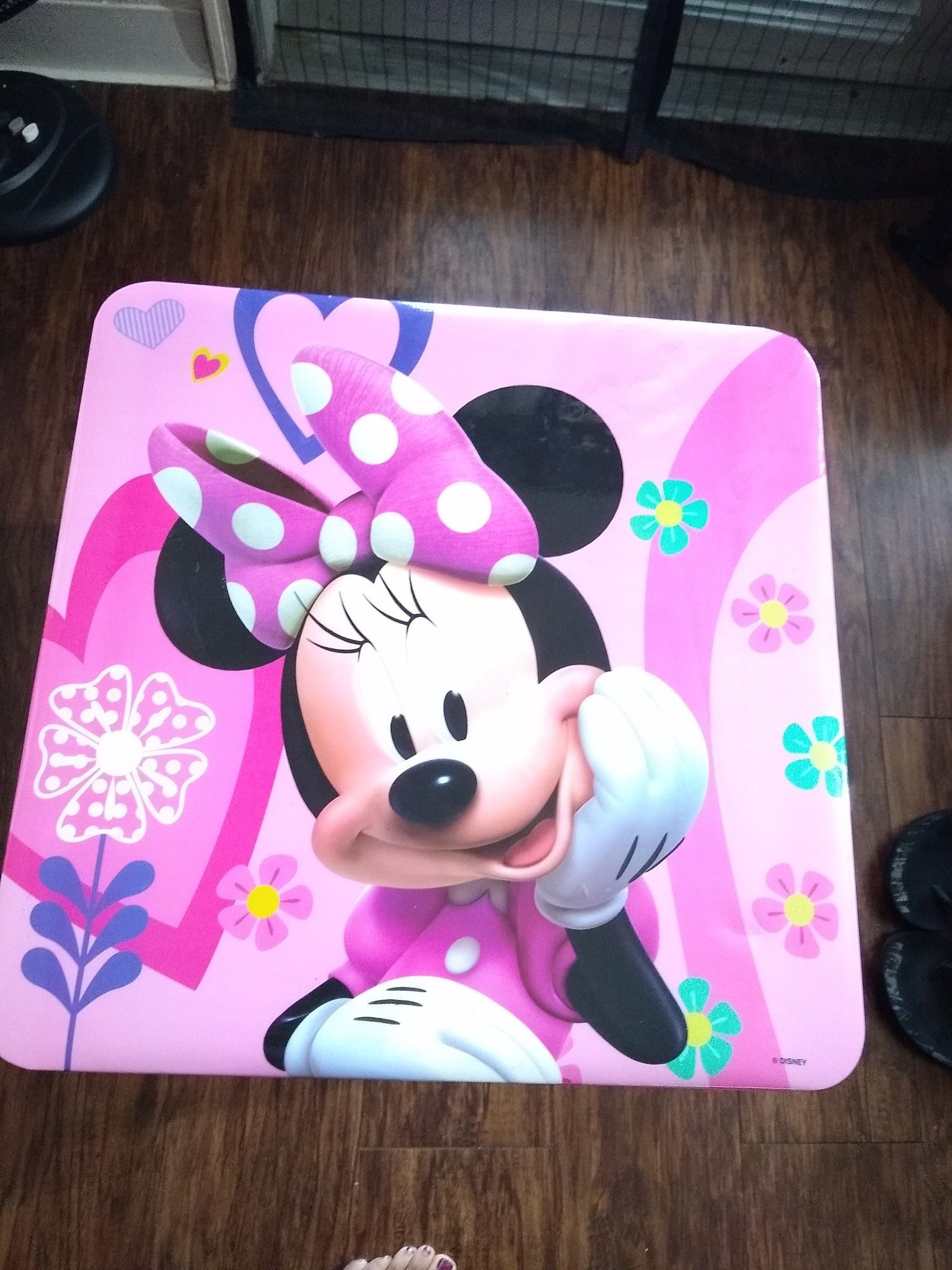 Kid's Minnie mouse table with the this free 1 red color plastic chair