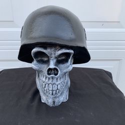 Skull with helmet Statue￼