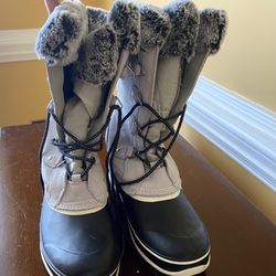 Fur lined womens Khombu All weather Boots, Light Use.  Very good condition.  Asking $25. Size 8