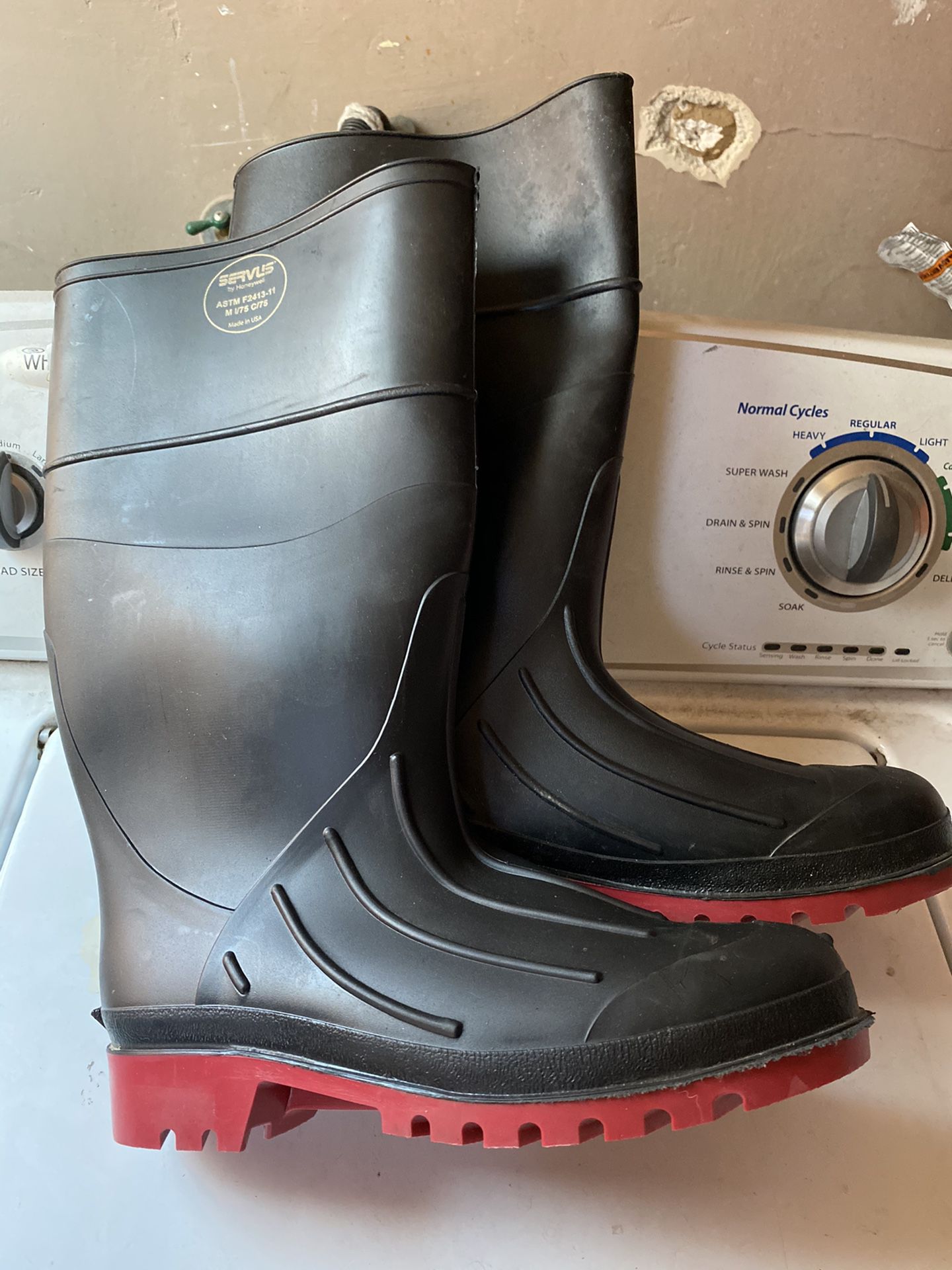 Servus by Honeywell Rubber Work Boots size 10