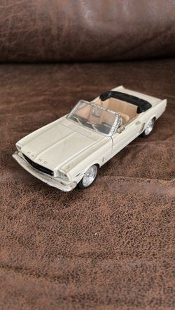 Die Cast Model 1964-1/2 Ford Mustang Convertible 