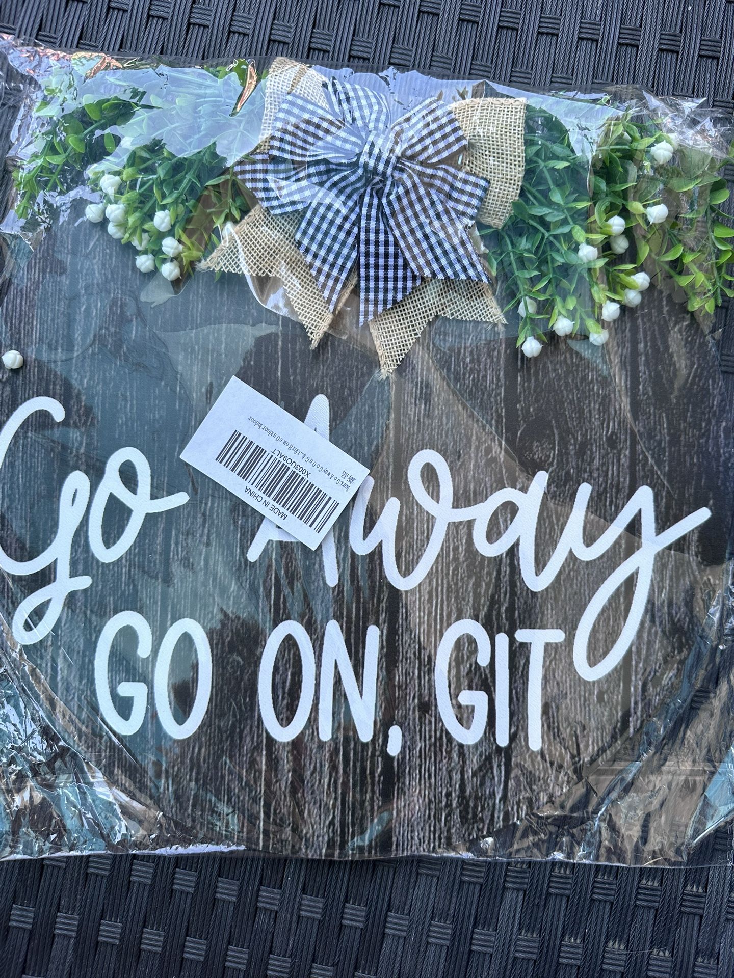 Go Away Go On, Git Hanging Door Sign