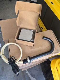 Touchless bathroom faucet with sensor