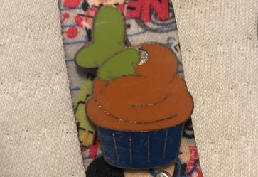 Goofy cupcake Disney pin