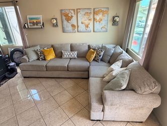DELIVERY AVAILABLE 🚛!! Large and beautiful beige sectional couch from Jerome’s