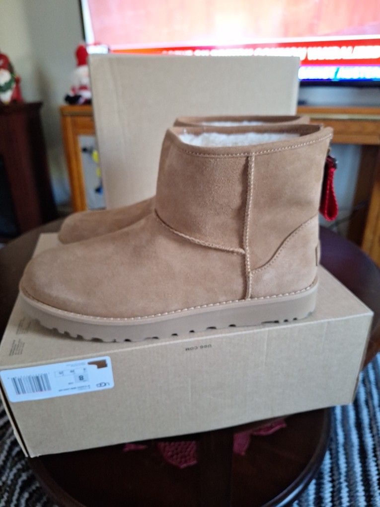 Brand NEW UGG SHORT SIZE 8 WOMENS BOOTS