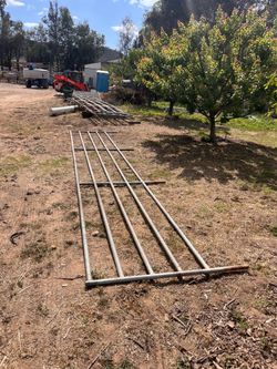 Pipe corrals. Horse / livestock panels 24 feet