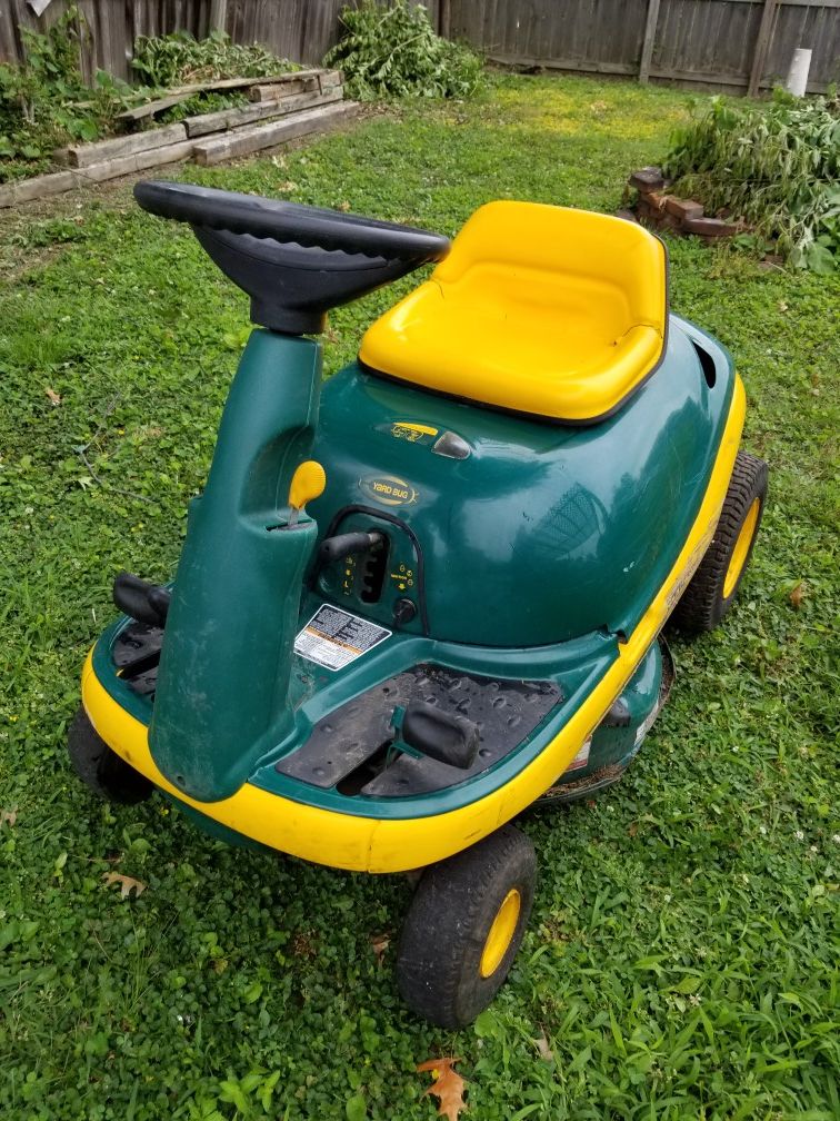 Yard man yard bug riding lawn mower riding mower for Sale in Millstadt IL OfferUp