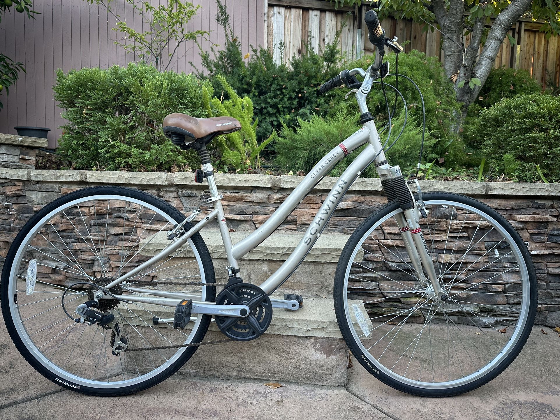 Schwinn Clear Creek 28" hybrid bike