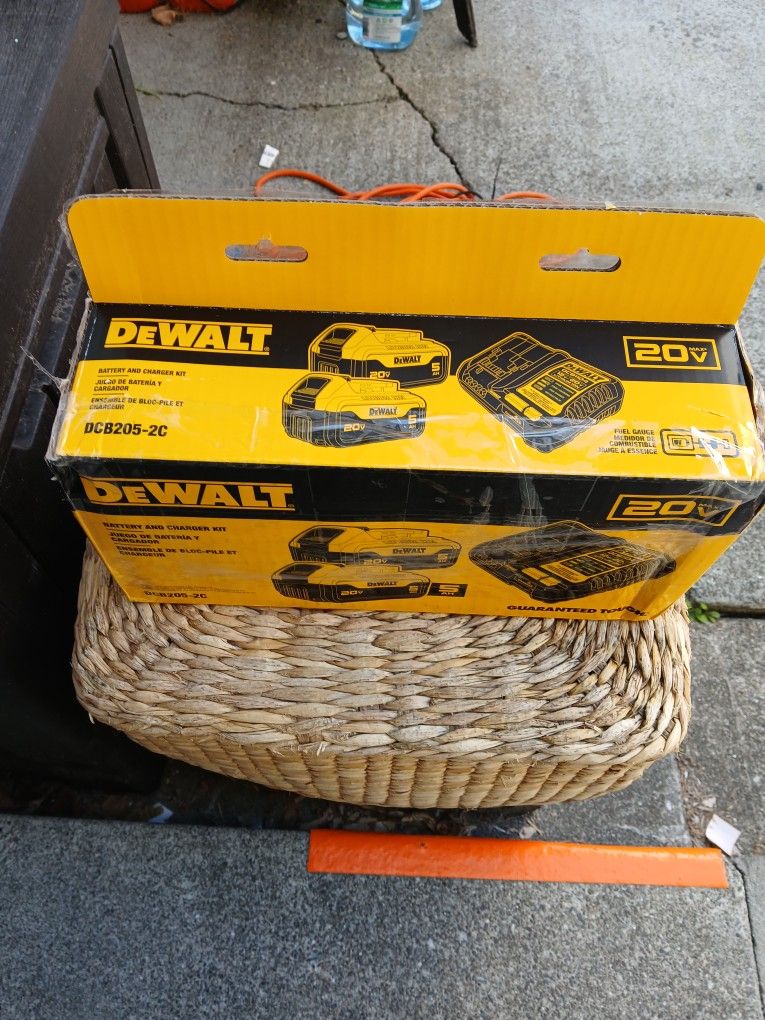 DeWalt 20V MAX 5Amp Battery (x2) And Charger KIT - New