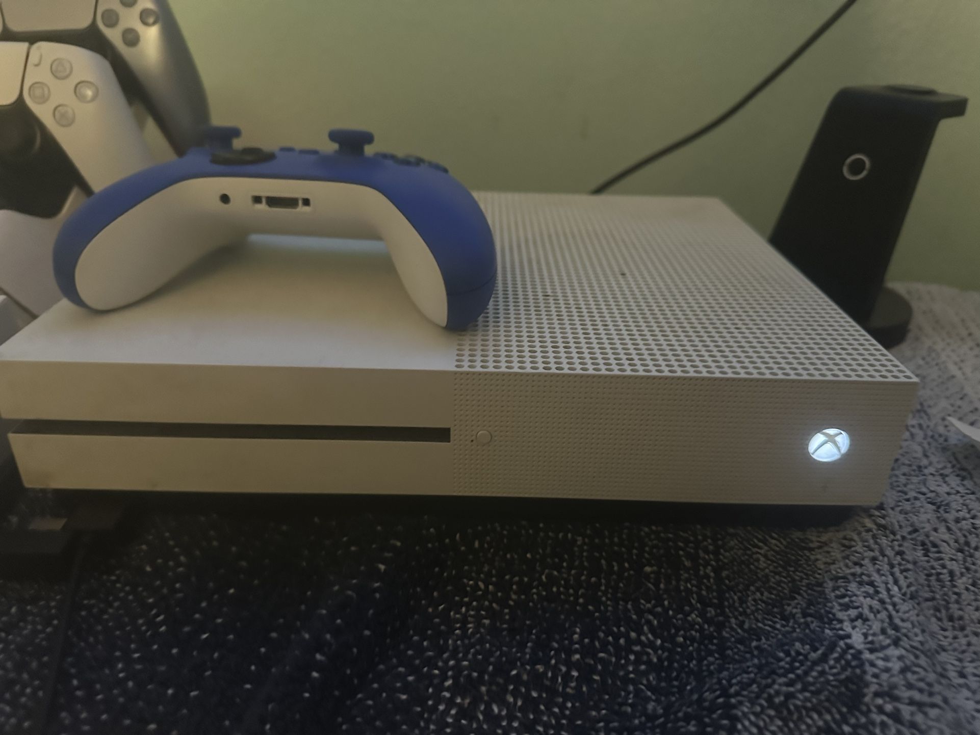 Xbox One With Controller