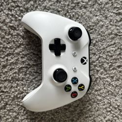 Used Xbox One White Wireless Controller Comes With 4 Rechargeable Batteries With The Charger Base
