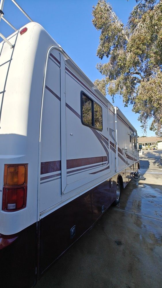 32'ClassA Motorhome RV Low Mileage  Fully Renovated 