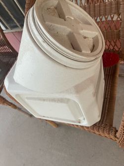 Dog food container