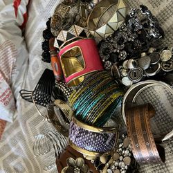A bundle of 22 vintage bracelets all in great condition