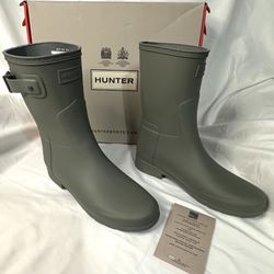 New In Box - HUNTER Women’s size 8 - original short matte boots