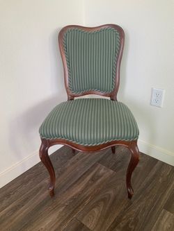 Queen Anne Desk. Chair. $40