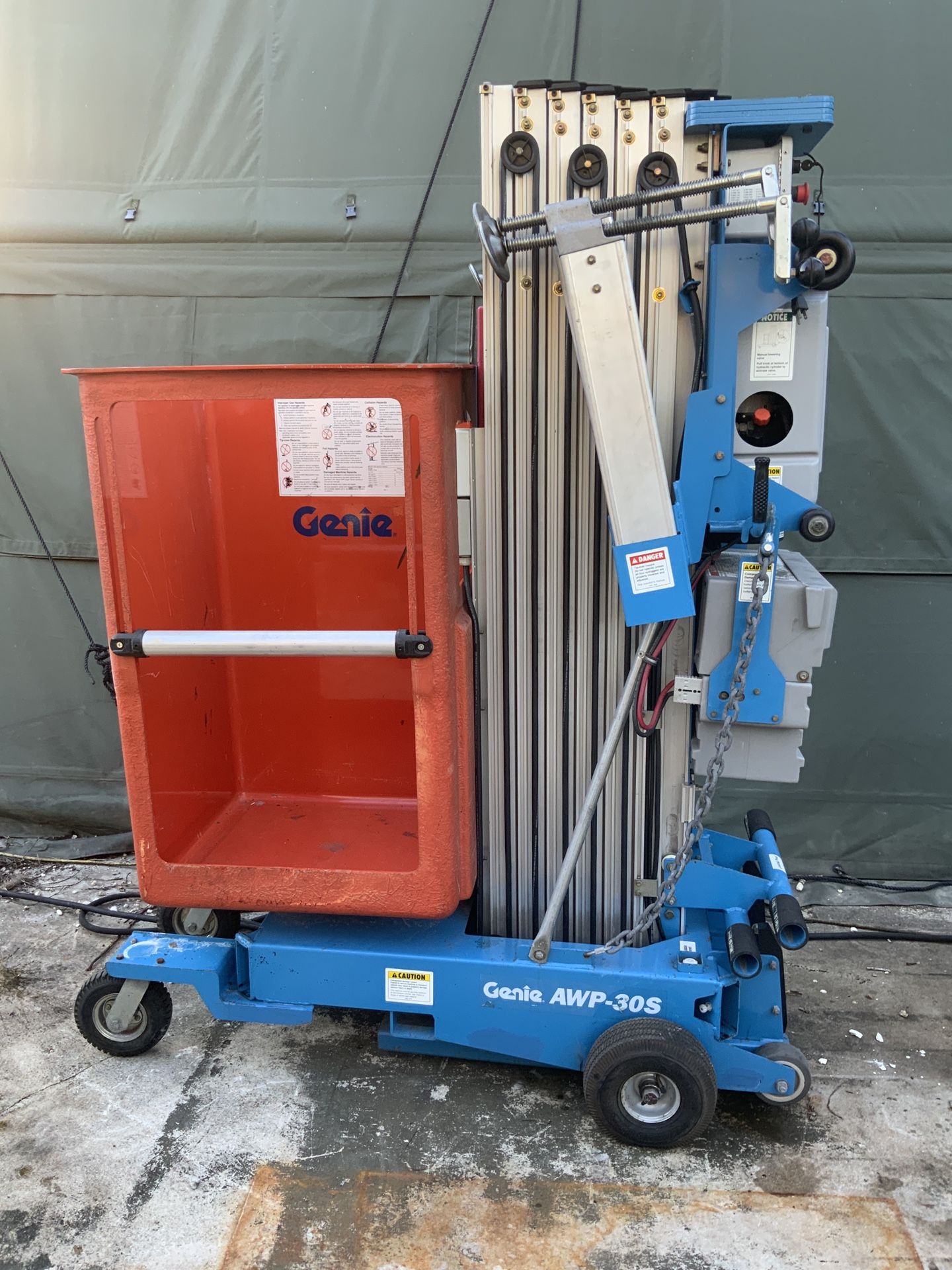 Genie AWP-30S Aerial Work Platform 12v Battery Single Man lift