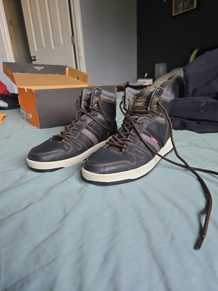Levi Shoes Size 8.5