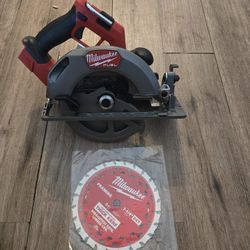 
Milwaukee
M18 FUEL 18V Lithium-Ion Brushless Cordless 7-1/4 in. Circular Saw (Tool-Only)