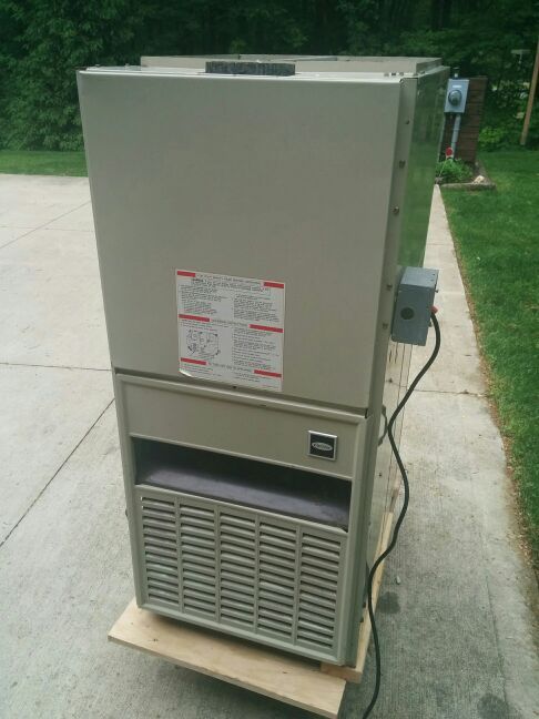 Carrier downflow natural gas furnace. Model 58DR125-125-142JB, 125,000btu