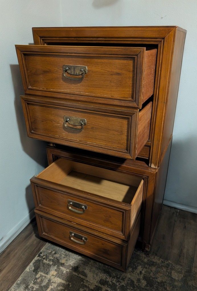 Huntley by Thomasville
Walnut Mid Century Modern 2 Drawer