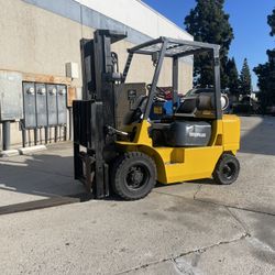 Caterpillar Forklift ! Solid Pneumatic Tires !