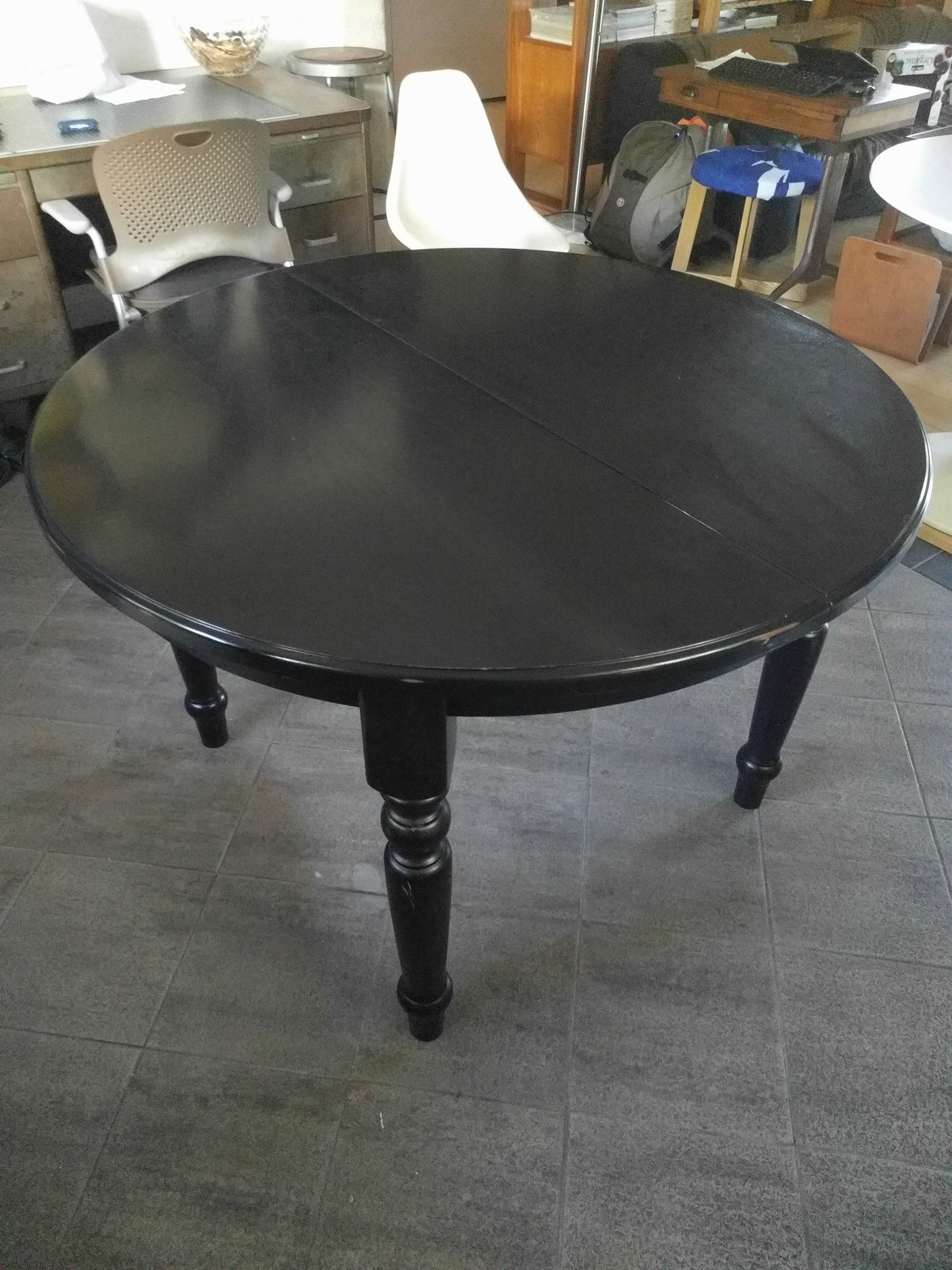 Black table with extendable leaves