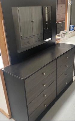 Eight drawers dresser