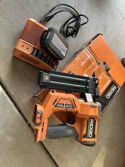 Ridgid Brushless 18V 2-1/8 Inches 18 Brad Nail With One Battand A Charger In Great Condition Used Only A Handful Craftsman Milwaukee Dewalt Kobalt Mạk