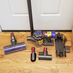 NEW cond  DYSON  V7  CORDLESD  VACUUM WITH AMAZING POWER SUCTION  , WORKS EXCELLENT  , IN THE BOX 