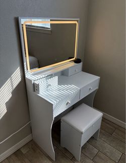 White Vanity in good condition