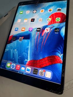 iPad Pro 1st gen 256gb . Damage screen it works excellent