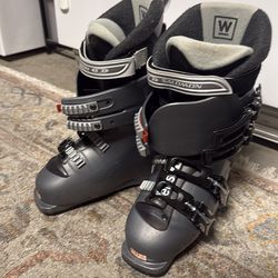 Solomon ski shoes, size 7