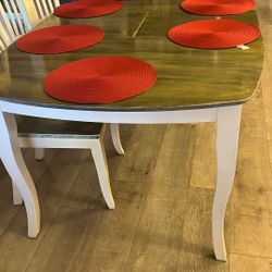 Dining Table. Seats 6 People.  Oak.   Very Nice. 